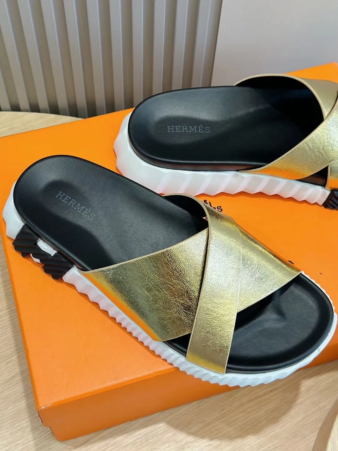 Factory price: 360💰Hermès [HERMÈS] Top Herme*H Home Hermès Men's Sandals and Slippers-Original Reproduction. Purchase the original version and make it one to one. The outsole is privately molded. The color of the outsole corresponding to each color is the same as the original version. Come to those who know the stuff 💪 The ultra-light soles are designed in contrasting colors, and they feel so comfortable on your feet! Calfskin, cowhide feet, private model outsole. Size: 39-44 (customized at 38.45)